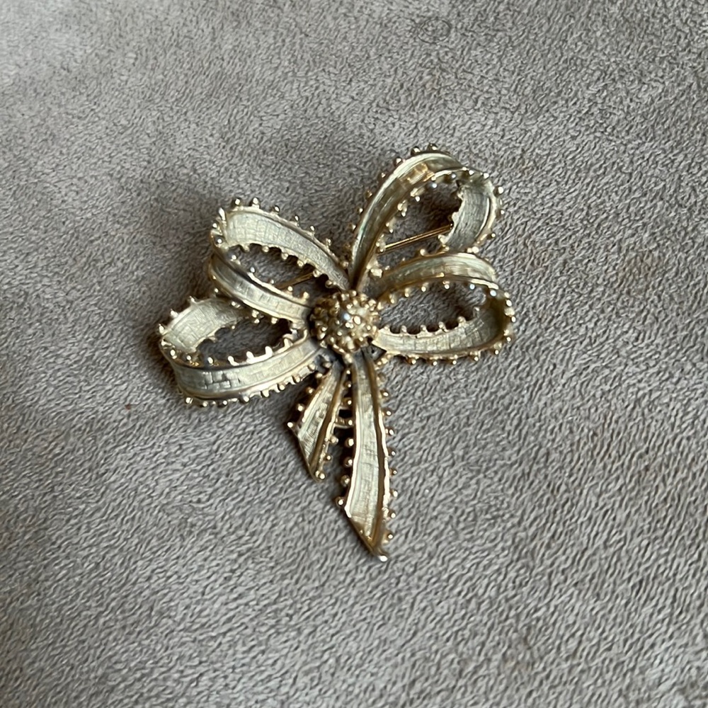 ART Gold Plated Ribbon Brooch